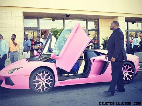 coches de lujo en rosa