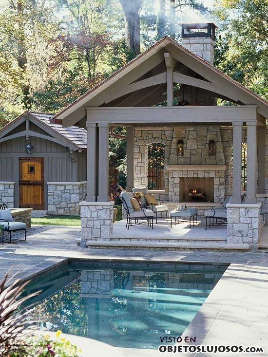 casa de piedra con piscina